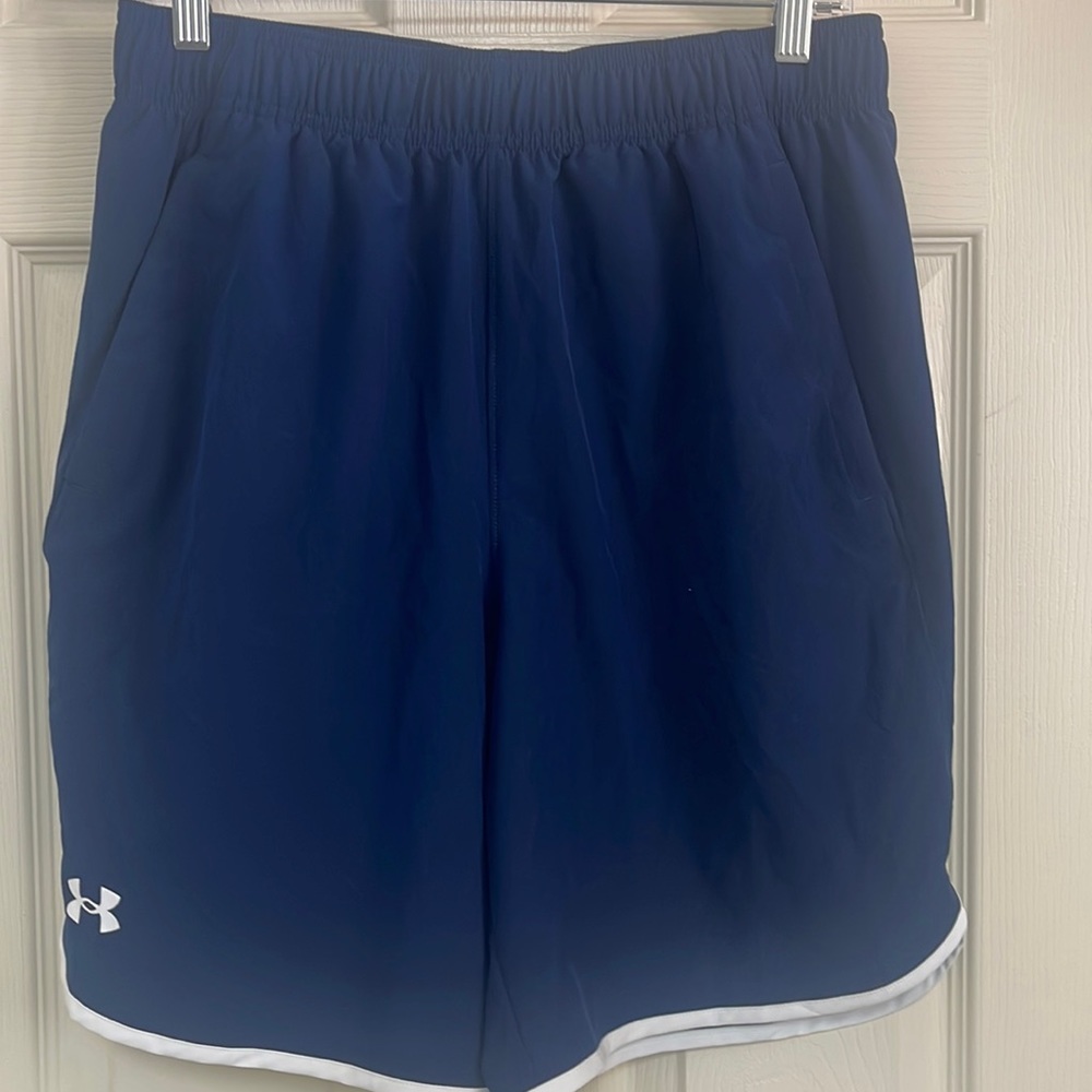 Under Armour Loose size medium shorts with pockets. Great condition!See pictures
